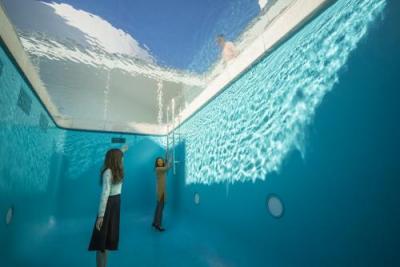 思わず写真を撮りたくなる 21世紀美術館のプール（写真提供：金沢市）