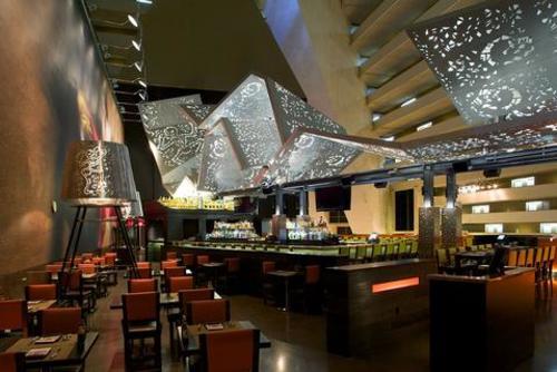 リゾートフィー込 自由気ままに一人旅 テーマ性抜群 お手軽ホテル ラスベガス8日間 古代エジプトがテーマ ピラミッドとスフィンクスが印象的 ルクソール ホテル カジノ ご宿泊 福岡発着の航空会社未定のお得プラン 福岡発8日間ラスベガス