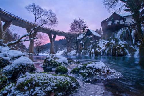 21年 秋 冬出発も受付中 エメラルドグリーンに輝くプリトヴィツェ湖群国立公園へ 日帰り送迎付き ドブロブニク ザグレブに滞在 7日間 夜発 価格重視ホテルに宿泊 羽田発7日間ザグレブツアー 海外ツアー 国内ツアーなら 旅工房