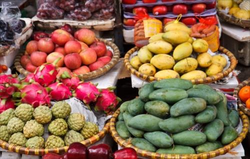 街中では果物や野菜が路上で売られてます