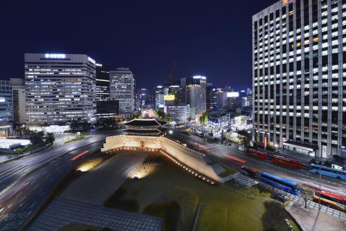 韓国　崇礼門の夜景(イメージ)　(提供：韓国観光公社)