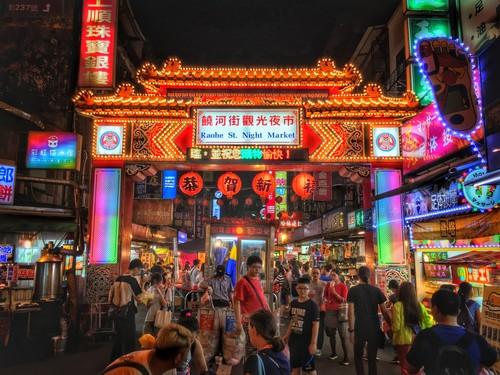 【台北】饒河街夜市(イメージ)　長ーい一本道の夜市。台北のローカルフードが並びます。
